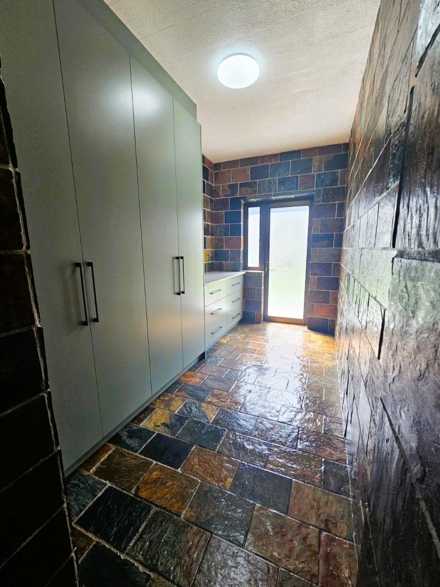 5 Bedroom Property for Sale in Stilbaai Wes Western Cape